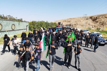 جاماندگان منطقه گوگان از مسیر دلدادگی با پای دل با زائران کربلا همراه شدند