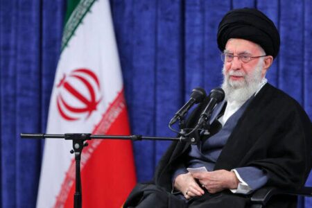 عکس‌های دیده نشده از رهبر انقلاب با پوشش متفاوت