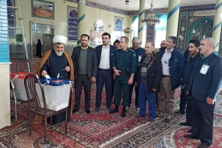 امام جمعه گوگان رای خود را صندوق انداخت