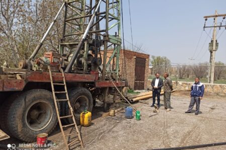 بازدید بخشدار گوگان از روند اجرایی حفر چاه آب شرب گوگان
