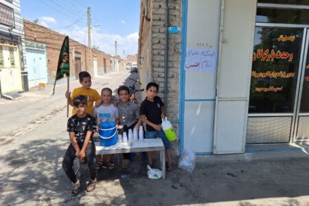 کودکان گوگانی با برپایی ایستگاه صلواتی موج معرفت و بصیرت حسینی را به نمایش گذاشتند