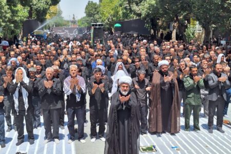 سوگواران حسینی گوگان در ظهر عاشورا به نماز ایستادند