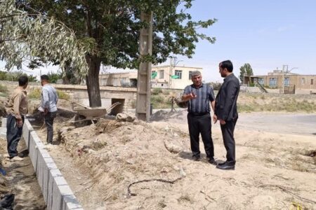عملیات جدول گذاری و آبرو سازی در معابر روستای قلعه شیخ در دست اجرا است