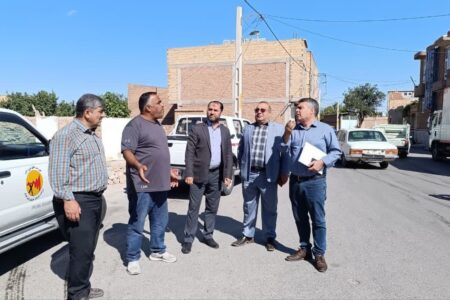 جابجایی تیرهای برق در محل های تعریض شده دو روستای فیروزسالار و خاصلو