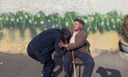بوسه شاگرد بر دست استاد در گوگان