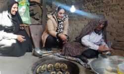 پخت کوکه و باقلوای سنتی در تنور به روش مادر گوگانی