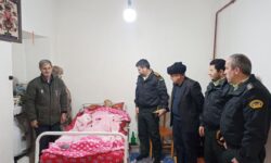 عیادت و دلجویی فرماندهان انتظامی شهرستان آذرشهر و بخش گوگان از پاکبان گوگانی به مناسبت روز پدر