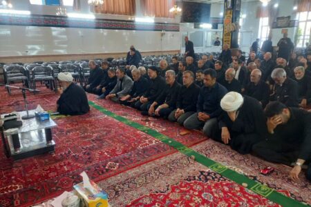 برگزاری نماز ظهر تاسوعا در گوگان با حضور پرشور عزاداران حسینی و مسئولان منطقه