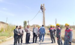 نوسازی و بهسازی شبکه برق روستای فیروزسالار با اجرای طرح جدید ایمنسازی خطوط برق