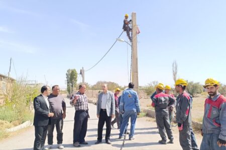 نوسازی و بهسازی شبکه برق روستای فیروزسالار با اجرای طرح جدید ایمن‌سازی خطوط برق