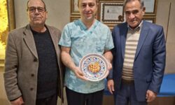 تندیس چهارمین جشنواره باقلوای سنتی گوگان به معاون وزیر ورزش اهدا شد